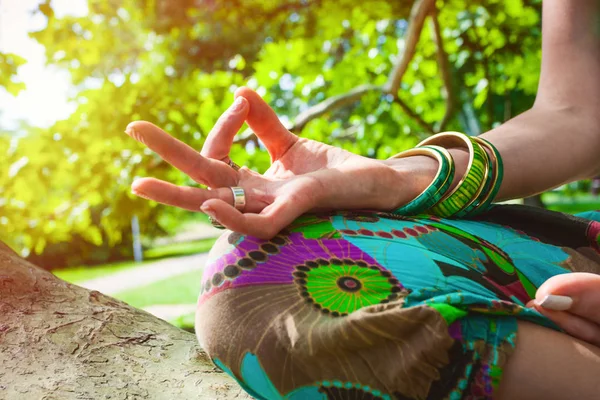 Närbild Kvinna Hand Mudra Gest Öva Yoga Sitta Trädet Sommardag — Stockfoto