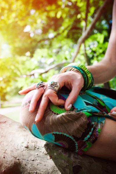 Close Mão Mulher Mudra Gesto Prática Ioga Sentar Árvore Verão — Fotografia de Stock