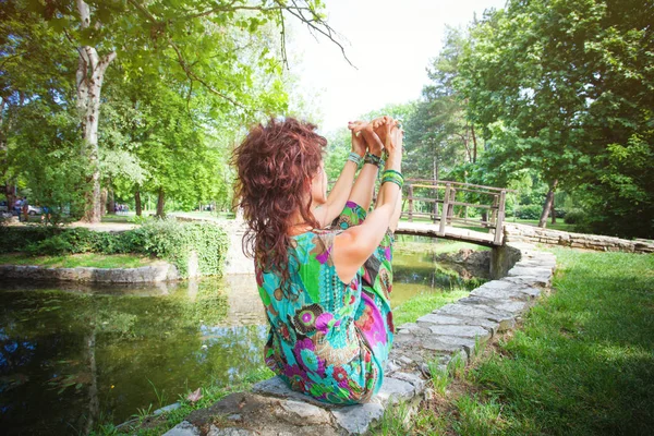 Jonge Vrouw Praktijk Yoga Buiten Park Vijver Zomer Dag Gezonde — Stockfoto