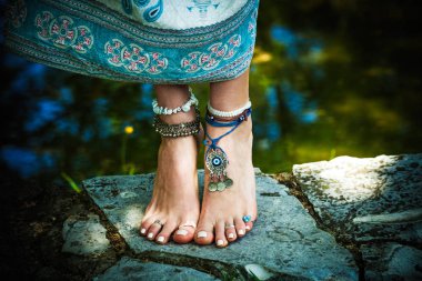 kadın yaz boho moda tarzı takı halhal ve halkaları ile yalınayak stand üzerinde taş açık yaz gün