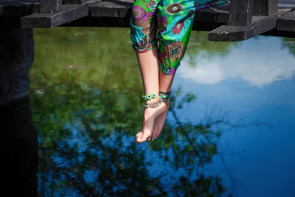 Молодая Женщина Сидит Деревянном Мосту Через Пруд Расслабляющий Босиком Бохо — стоковое фото