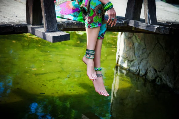 Junge Frau Sitzt Auf Holzbrücke Über Den Teich Und Entspannt — Stockfoto