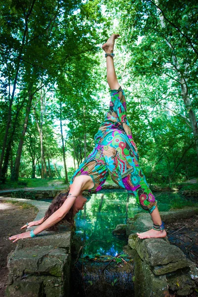 Joven Mujer Práctica Yoga Parque Frente Estanque Verano Día Estilo — Foto de Stock