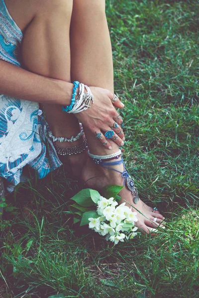 Vrouw Zomer Boho Fashion Stijl Details Handen Barefoot Enkelbandjes Armbanden — Stockfoto