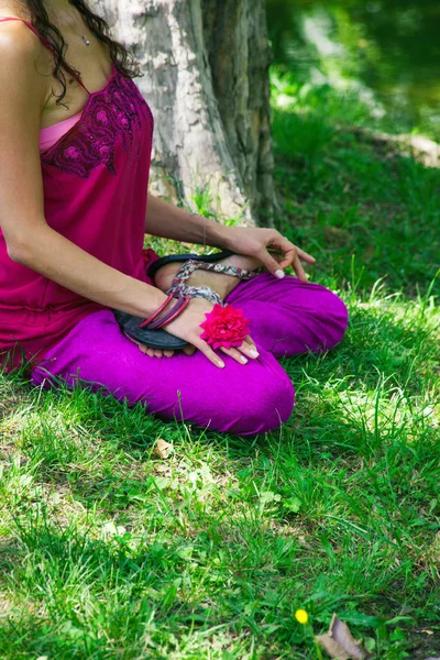 Mladá Žena Lotosové Pozici Trávě Přírodě Meditovat Nižší Tělo Letní — Stock fotografie