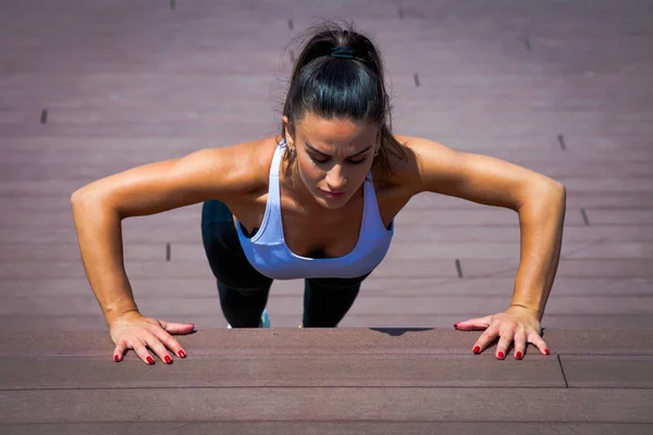 Giovane Donna Allenamento Push Giornata Estiva Città Sulle Scale — Foto Stock