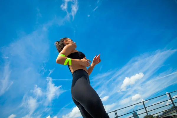 年轻活跃运动员妇女慢跑在城市阳光明媚的夏日从以下看法 — 图库照片