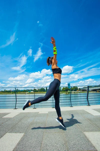 Ung Kvinna Träning Strainght Och Muskulös Bygga Hoppning Utomhus Staden — Stockfoto