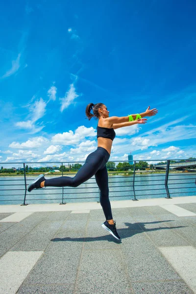 Ung Kvinna Träning Strainght Och Muskulös Bygga Hoppning Utomhus Staden — Stockfoto