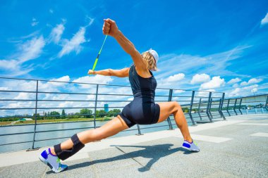 kadın fitness eğitmeni açık yaz gün şehir eğitim yapıyor nehir boyunca