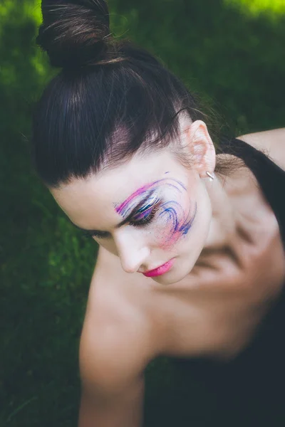 年轻都市细度妇女与艺术性的化妆室外画像夏天天 — 图库照片