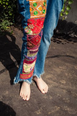 boho tarzı yalınayak genç kadın mavi jeans alt işlemeli 