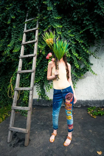 Quintal Verão Moda Jovem Mulher Com Estilo Hippie Jeans Buquê — Fotografia de Stock