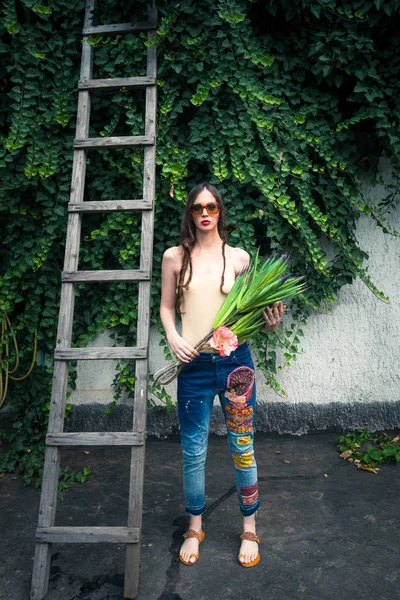 Arka Bahçede Yaz Moda Olan Kadın Güneş Gözlüğü Hippi Tarzı — Stok fotoğraf