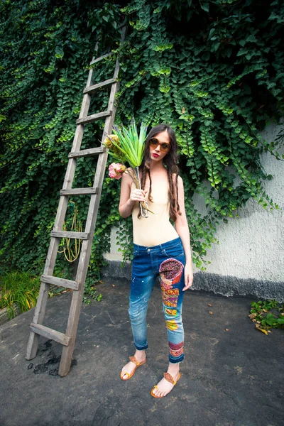 Podwórku Lato Moda Młoda Kobieta Okulary Hippie Styl Jeansy Bukiet — Zdjęcie stockowe