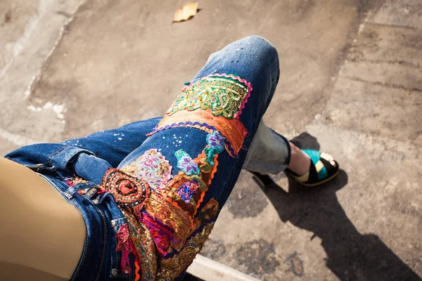 Giovane Donna Jeans Blu Ricamati Tacchi Alti Cortile Estate Moda — Foto Stock