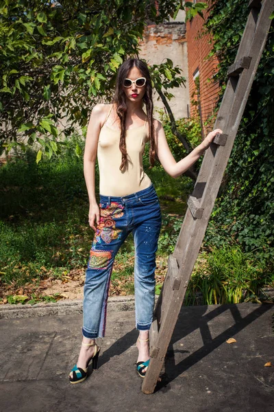 Young Woman Sunglasses Backyard Summer Fashion Blue Embroidered Jeans Bodysuit — Stock Photo, Image