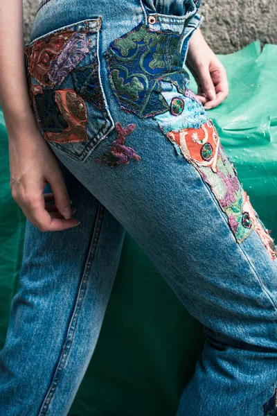 Primer Plano Mujer Joven Vaqueros Azules Estilo Boho Con Aplicaciones —  Fotos de Stock