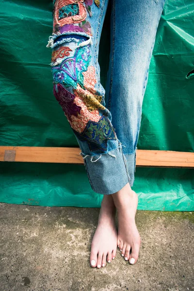 Closeup Mladá Žena Bosé Nohy Boho Styl Džíny Barevnými Aplikacemi — Stock fotografie