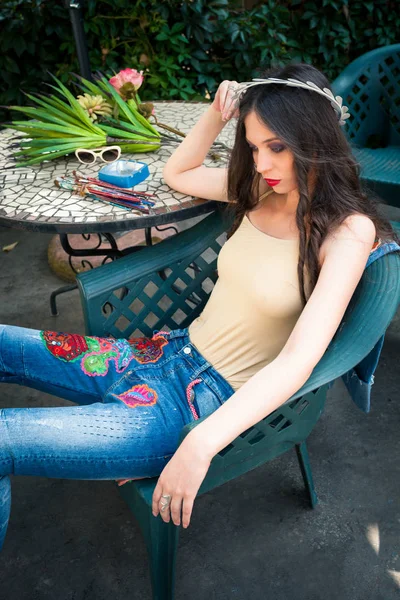 Giovane Donna Moda Body Colore Nudo Blu Boho Jeans Stile — Foto Stock