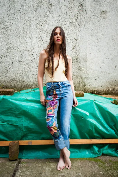 Jeune Femme Dans Style Boho Jeans Bleus Avec Des Applications — Photo