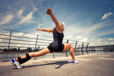 kadın fitness eğitmeni açık yaz gün şehir eğitim yapıyor nehir boyunca