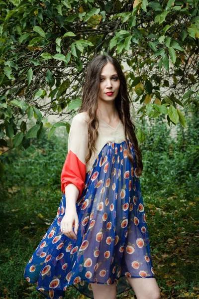 Beautiful Smiling Young Caucasian Woman Silky Dress Outdoor Shot Backyard — Stock Photo, Image