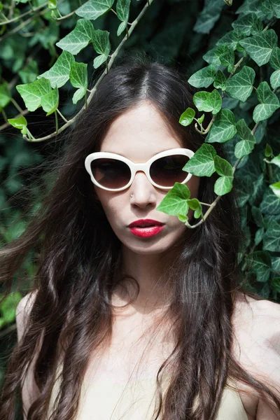 Jovem Mulher Moderna Retrato Com Óculos Sol Livre Verão Dia — Fotografia de Stock