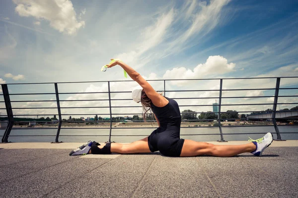 Kvinna Fitnessinstruktör Gör Utbildning Utomhus Sommar Dag Staden Strandpromenaden Längs — Stockfoto