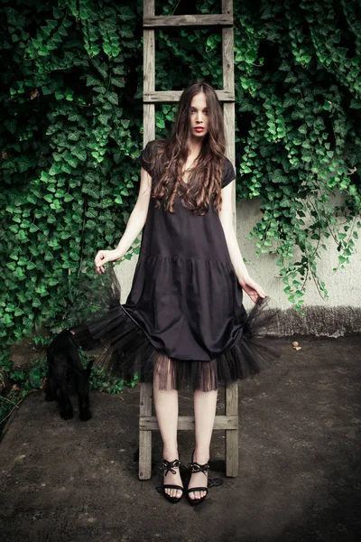 Jovem Mulher Moda Seda Preta Vestido Elegante Magra Escadas Madeira — Fotografia de Stock