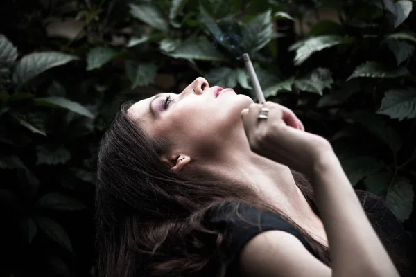 Retrato Mujer Joven Con Cigarrillo Perfil Primer Plano Del Jardín —  Fotos de Stock