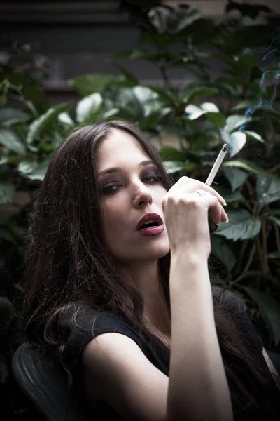 Retrato Jovem Mulher Com Cigarro Livre Jardim Closeup — Fotografia de Stock