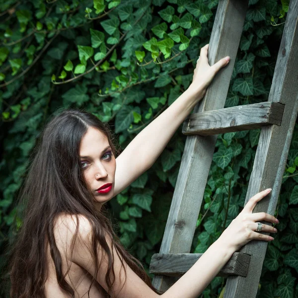 Piękno Ogrodzie Młoda Kobieta Portret Drewnianej Drabiny Oprzeć Się Ściany — Zdjęcie stockowe