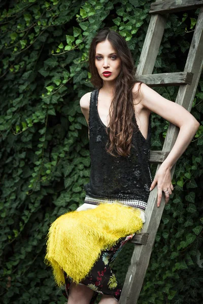 Moda Ogrodzie Młoda Kobieta Elegancka Spódnica Żółty Czarny Top Siedzibie — Zdjęcie stockowe