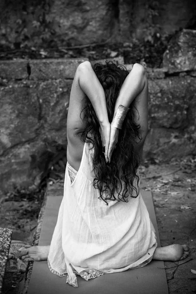 Mujer Joven Practica Yoga Aire Libre Vista Trasera —  Fotos de Stock