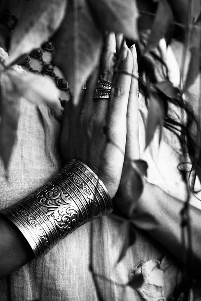 Kobieta Ręce Namaste Gest Odkryty Strzał Zbliżenie — Zdjęcie stockowe