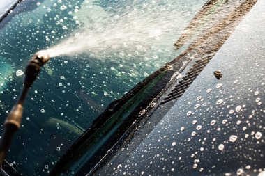 Temassız oto yıkama closeup için uygulama temiz deterjan 