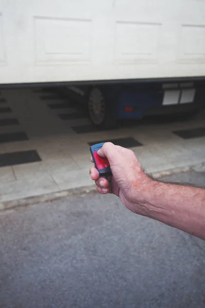 Man Hand Opent Garagedeur Met Afstandsbediening Closeup — Stockfoto