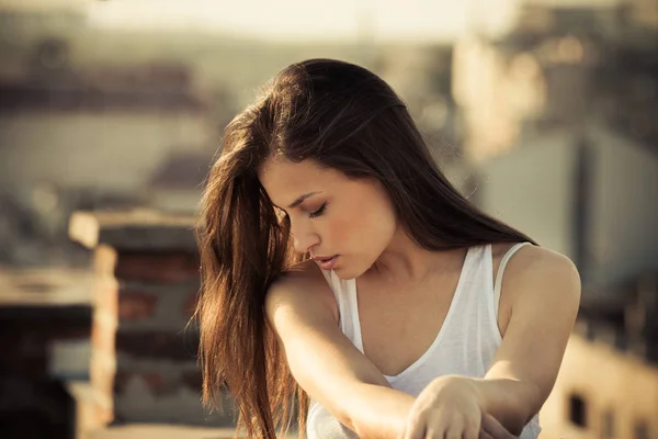 Ciudad Chica Morena Pelo Largo Retrato Perfil Azotea Atardecer Primer —  Fotos de Stock