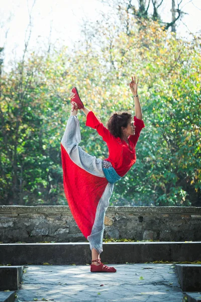 年轻女子练习瑜伽户外秋季天侧视图全身射击舞蹈姿势主 — 图库照片