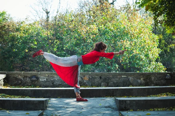 Jeune Femme Pratique Yoga Plein Air Automne Jour Côté Vue — Photo