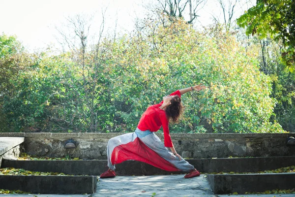 Молода Жінка Практикує Йогу Відкритому Повітрі Осінній День Воїн Позу — стокове фото