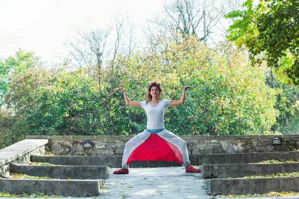 Jeune Femme Pratique Yoga Plein Air Automne Jour Déesse Pose — Photo