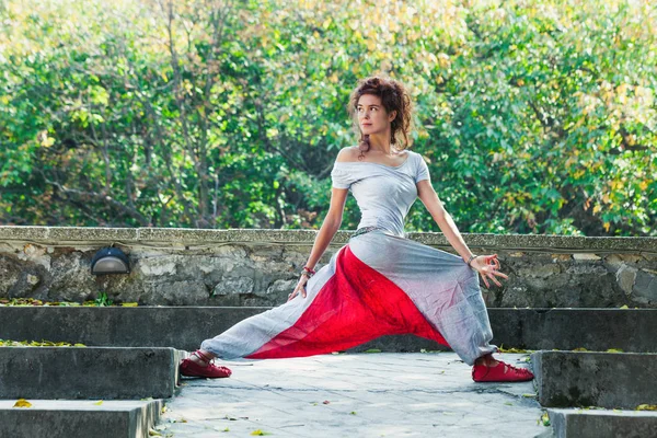 Junge Frau Praxis Yoga Torsion Freien Herbst Tag Frontansicht Ganzkörperschuss — Stockfoto