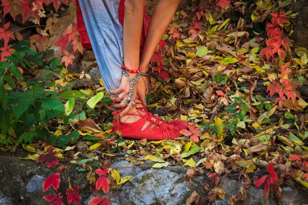 Closeup Žena Nohy Ruce Jóga Roztáhnout Představují Barevný Podzim Listy — Stock fotografie