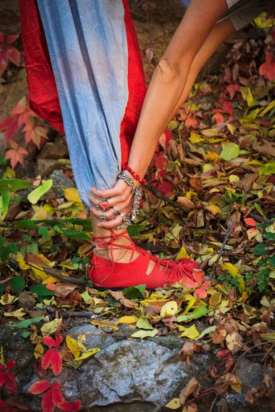 Kadın Bacakları Yoga Renkli Sonbahar Streç Poz Elinde Closeup Açık — Stok fotoğraf