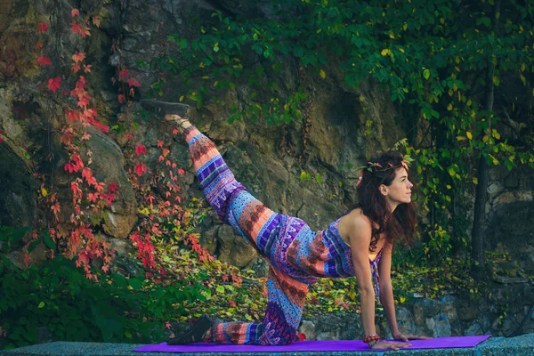 Junge Frau Praktiziert Yoga Freien Bunte Herbst Hintergrund — Stockfoto