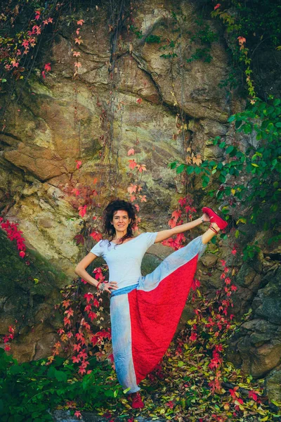 Frau Praktiziert Yoga Freien Herbst Bunten Hintergrund Gesunden Lebensstil Konzept — Stockfoto
