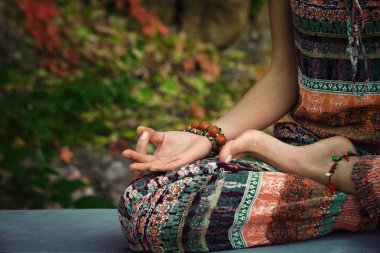 kadın pratik yoga meditasyon mudra jest closeup açık sonbahar gün içinde eller