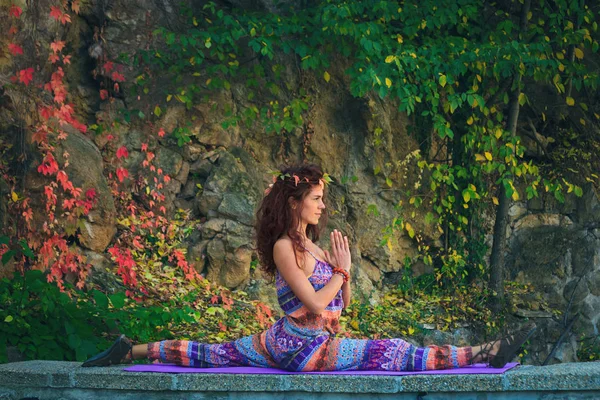 年轻女子练习瑜伽 Spaga 姿势户外五颜六色的秋季背景 — 图库照片